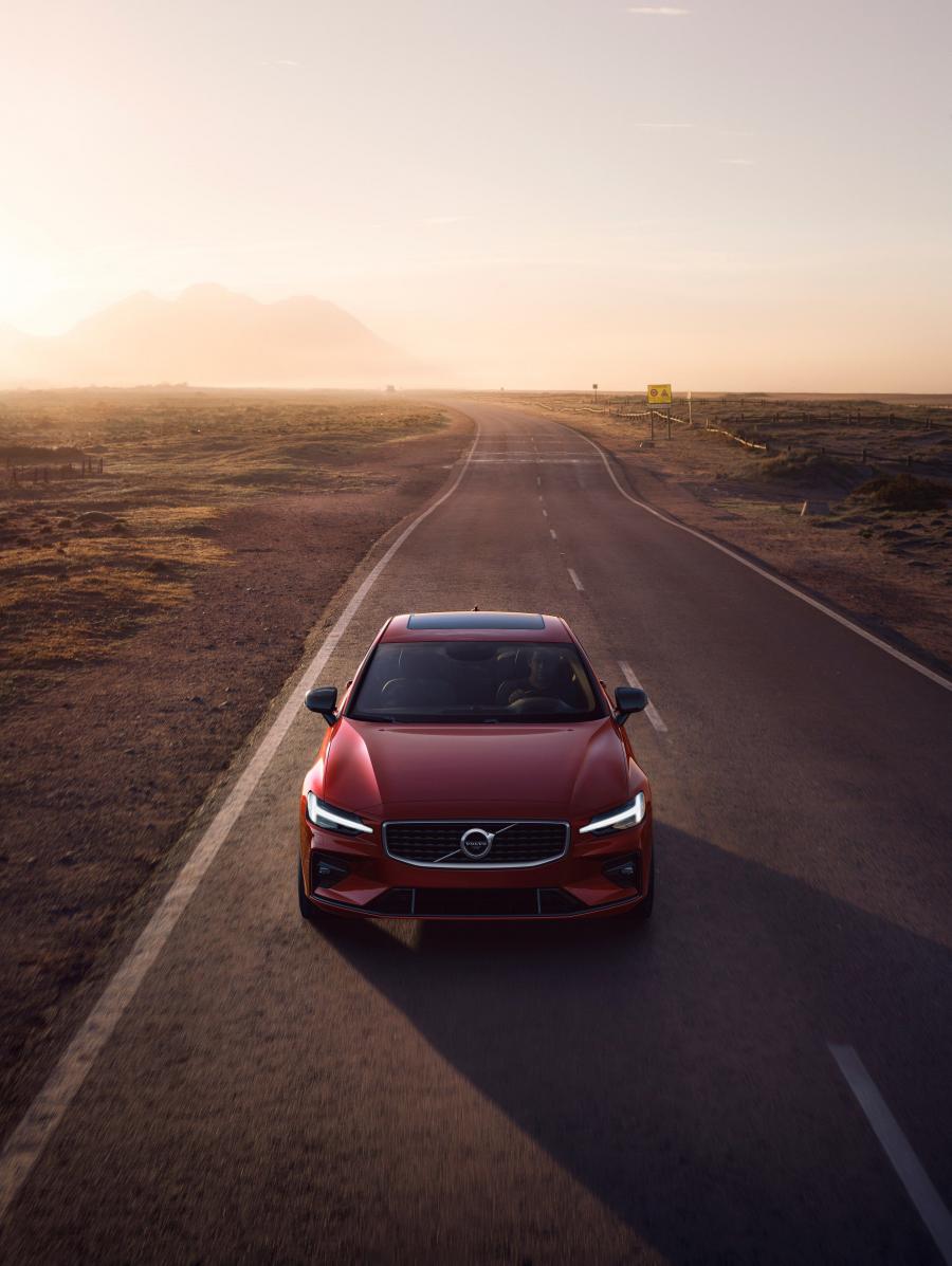  Volvo S60 T6 R-Design 2018 года  (WW) (фото 2 из 63)